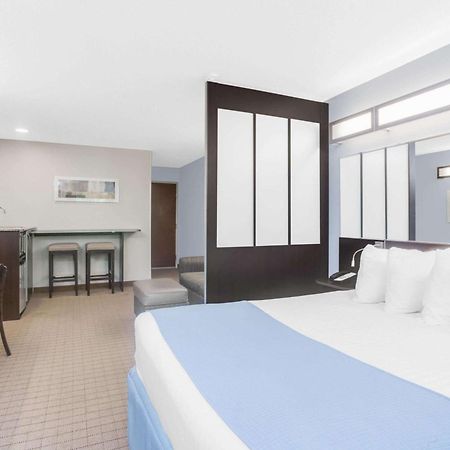 Microtel Inn & Suites Бат Екстериор снимка