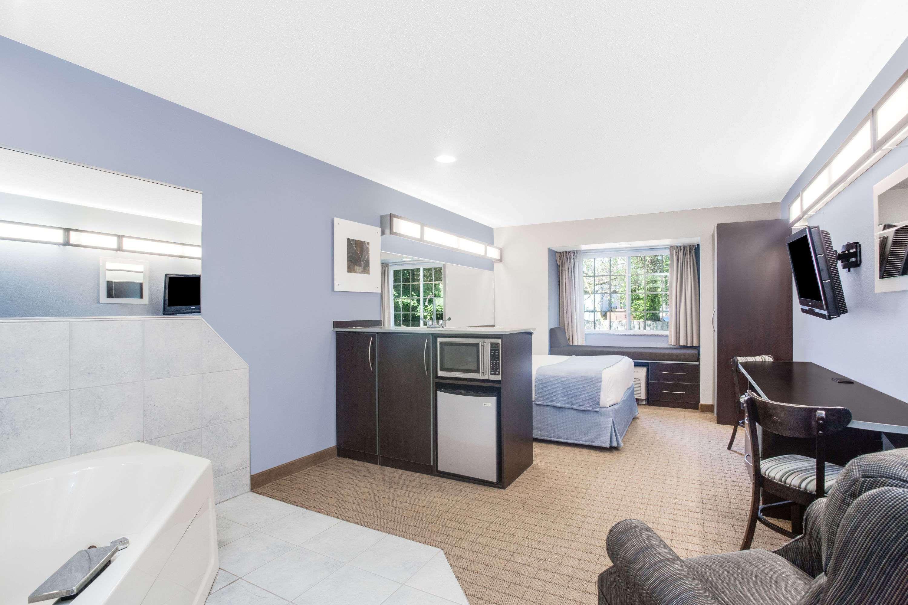 Microtel Inn & Suites Бат Екстериор снимка