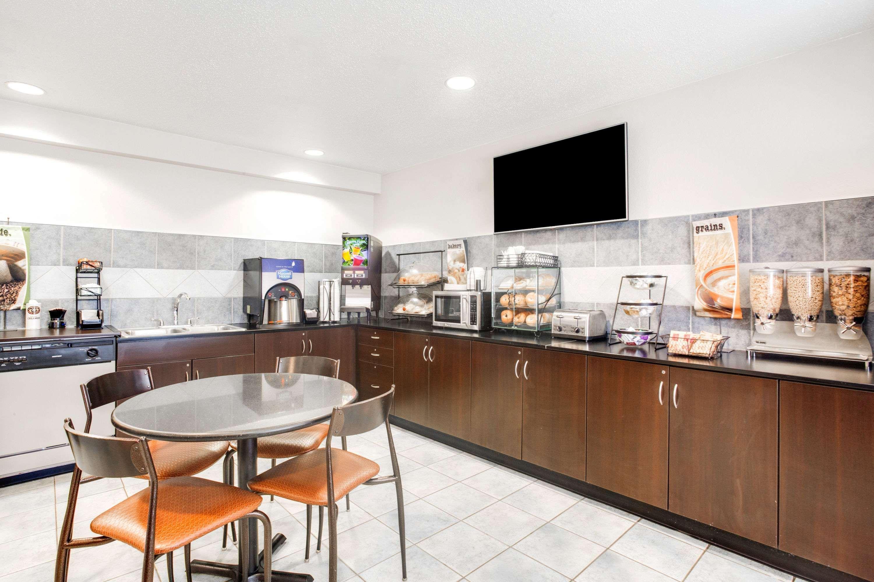 Microtel Inn & Suites Бат Екстериор снимка