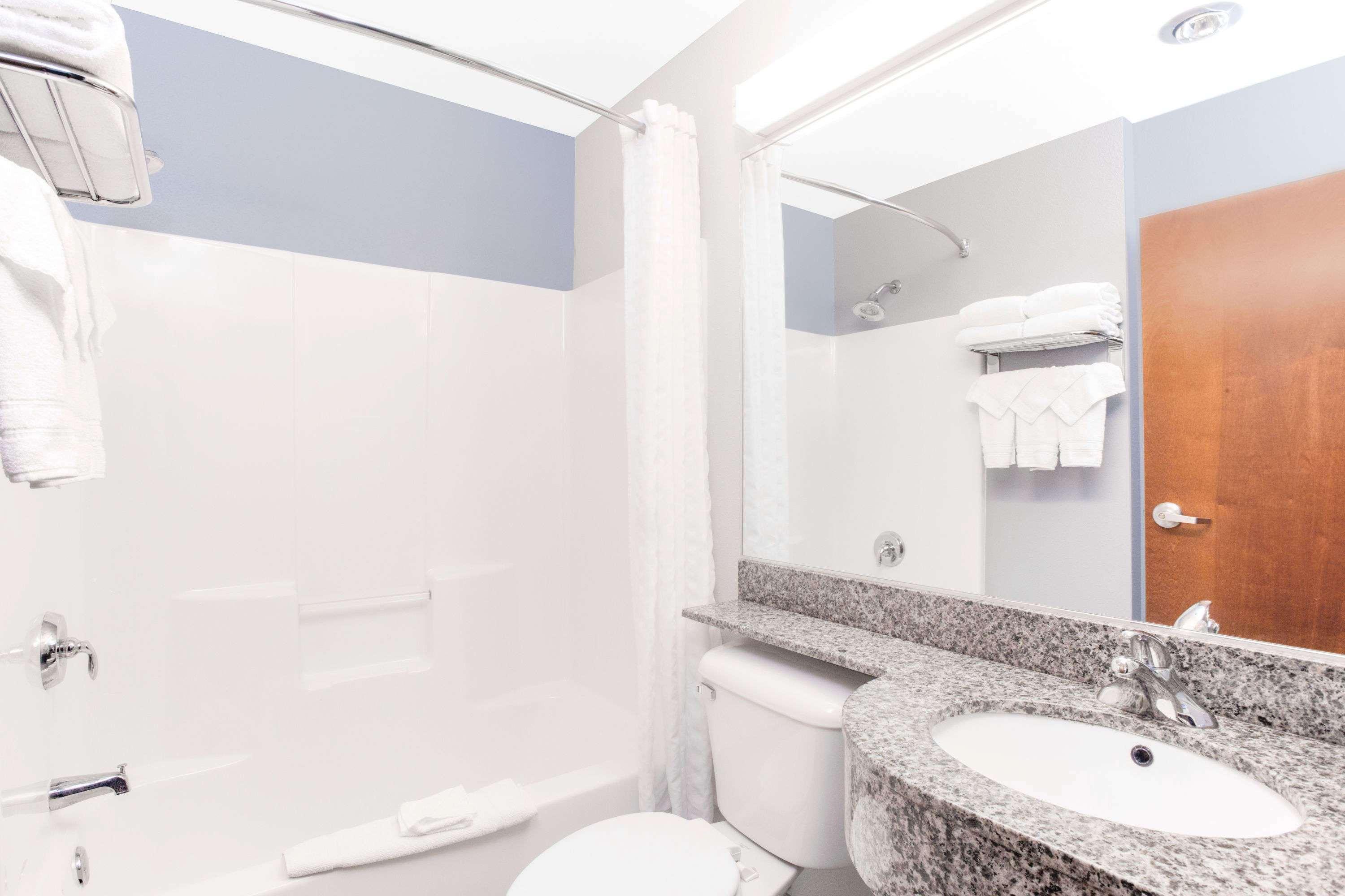 Microtel Inn & Suites Бат Екстериор снимка