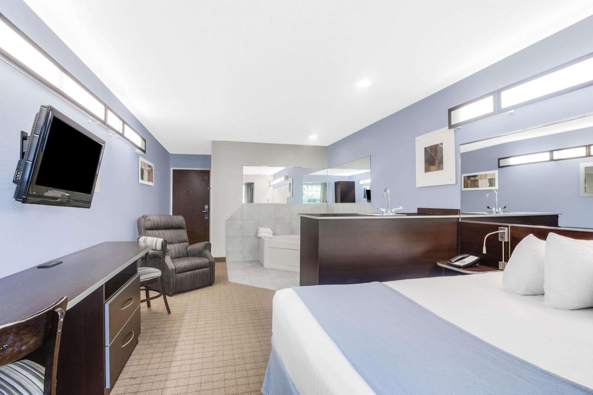 Microtel Inn & Suites Бат Екстериор снимка
