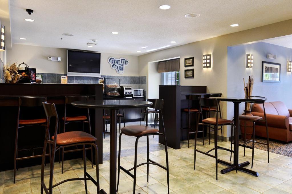 Microtel Inn & Suites Бат Ресторант снимка